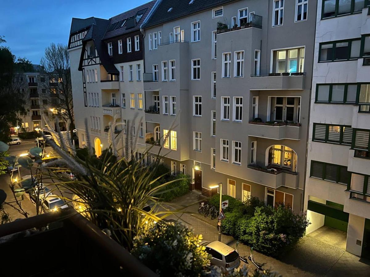Cozy Modern Apartment With Small Balcony In The Heart Of Berlino Esterno foto